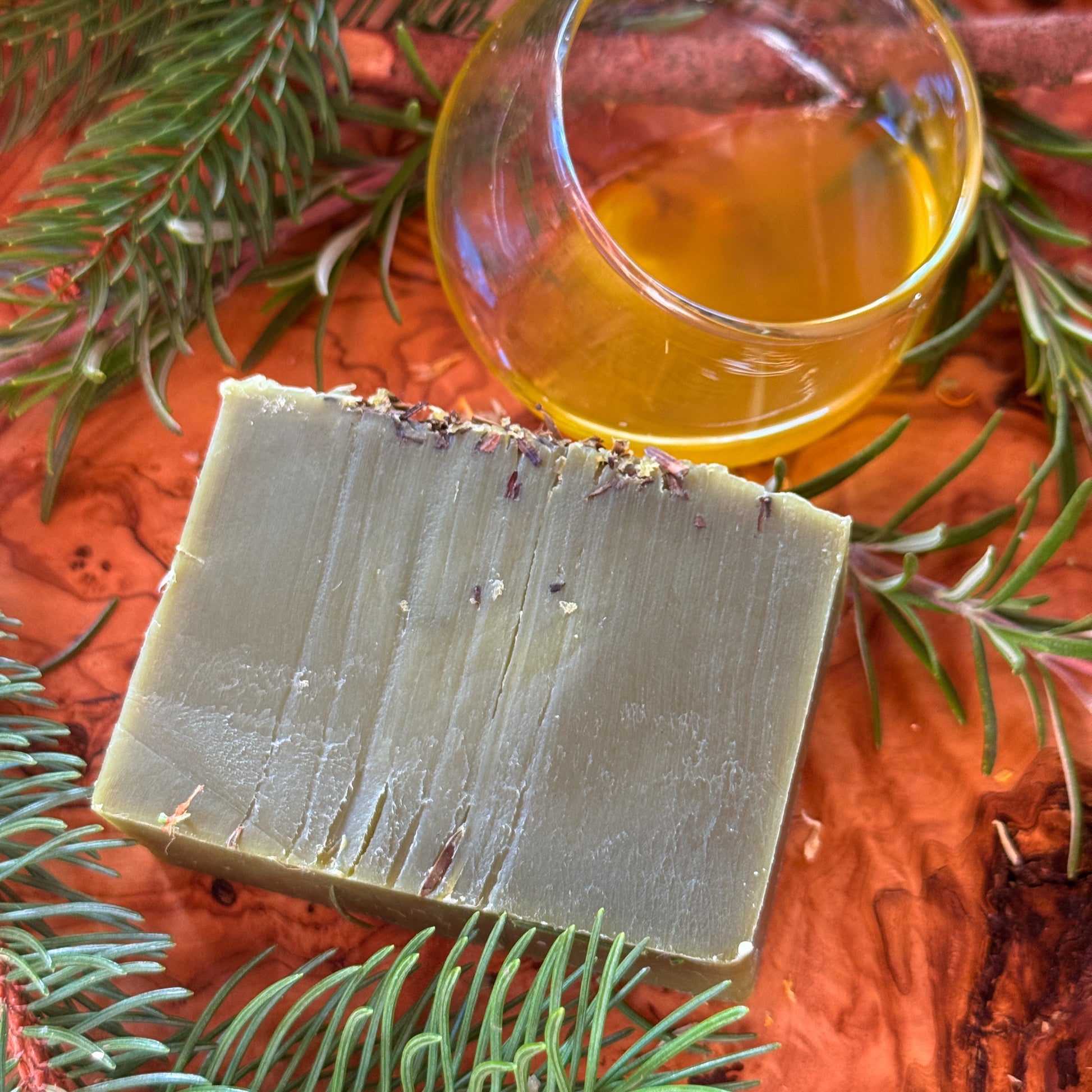 Evergreen Naturseife von bonoboherbs – linke Seitenansicht