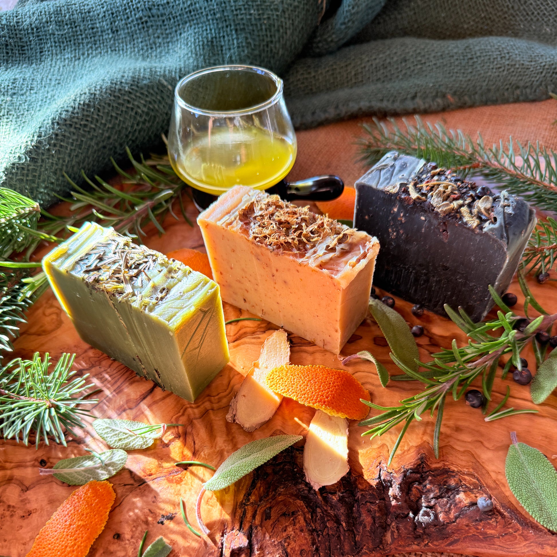 Großes Kräuterseifen-Set von bonoboherbs – Vorderansicht